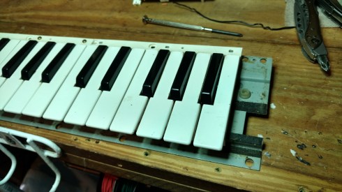Now with the keybed removed, we see the offending key. 